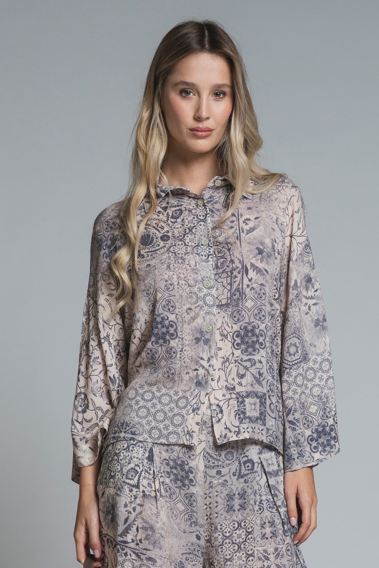 TOSCA CHINO SHORT IN VISCOSE ALL OVER