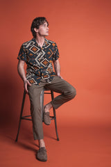 CAMICIA 100% VISCOSA CON STAMPA GEOMETRICA COMFORT FIT