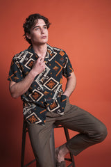 CAMICIA 100% VISCOSA CON STAMPA GEOMETRICA COMFORT FIT