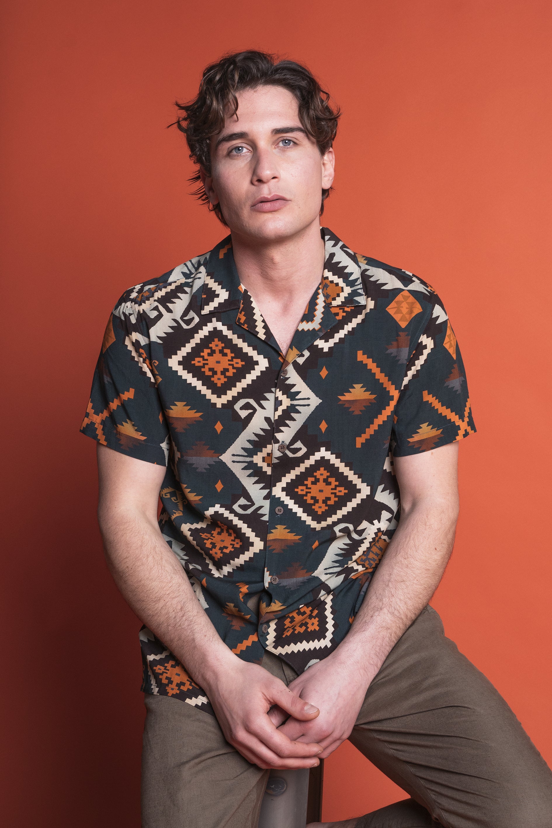 CAMICIA 100% VISCOSA CON STAMPA GEOMETRICA COMFORT FIT