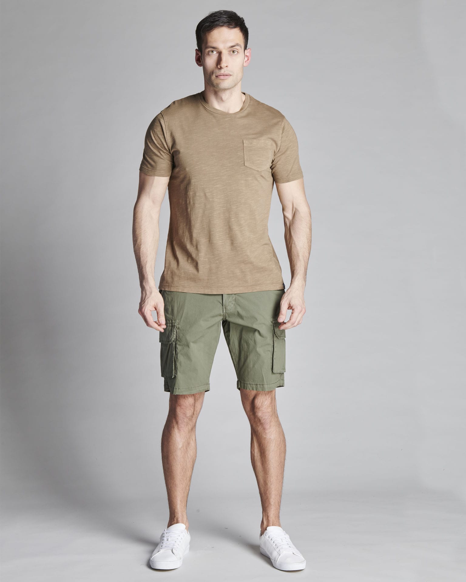 T-SHIRT CON TASCHINO