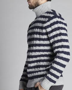 PULLOVER COLLO ALTO STRUTTURA A TRECCE E RIGHE