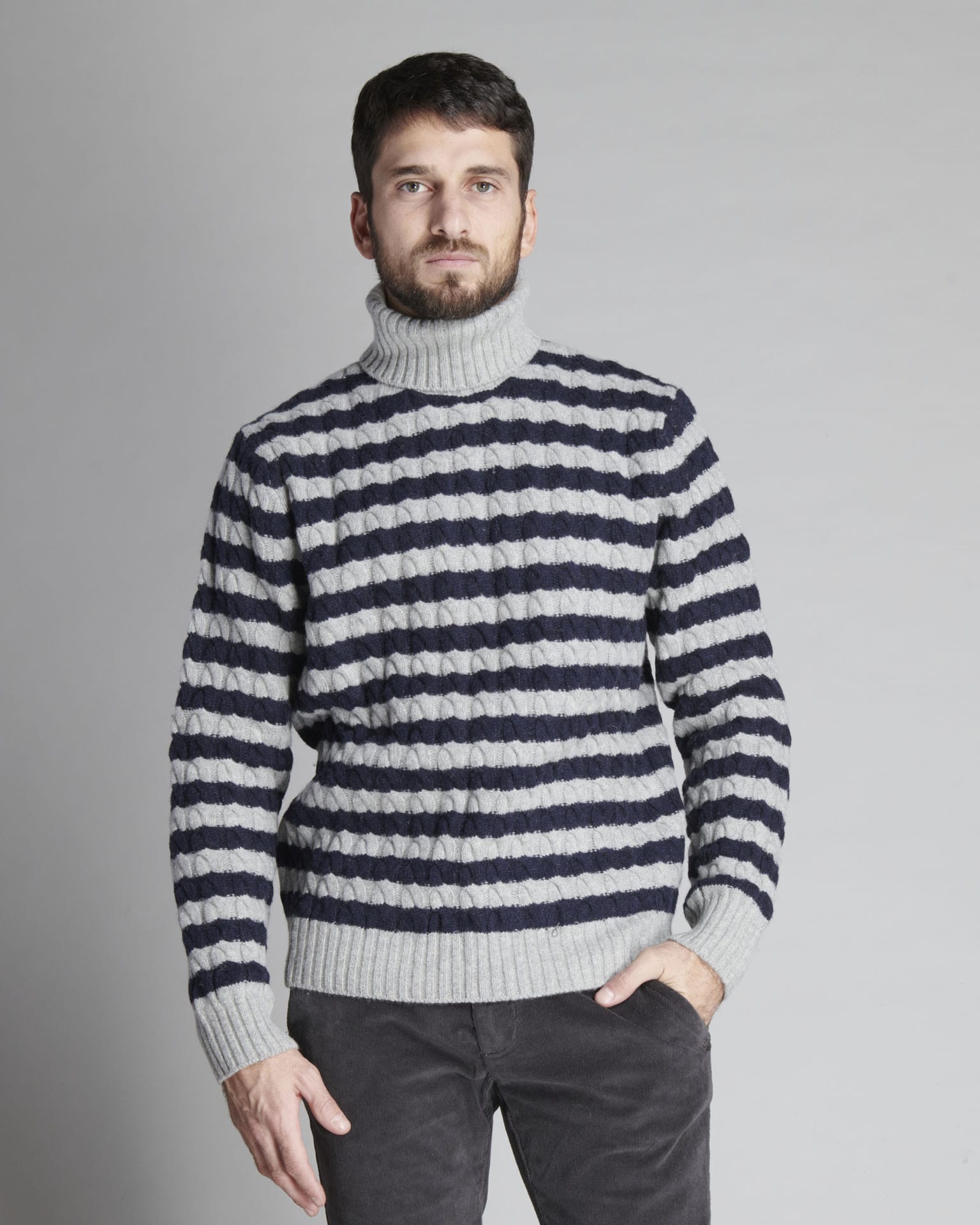 PULLOVER COLLO ALTO STRUTTURA A TRECCE E RIGHE