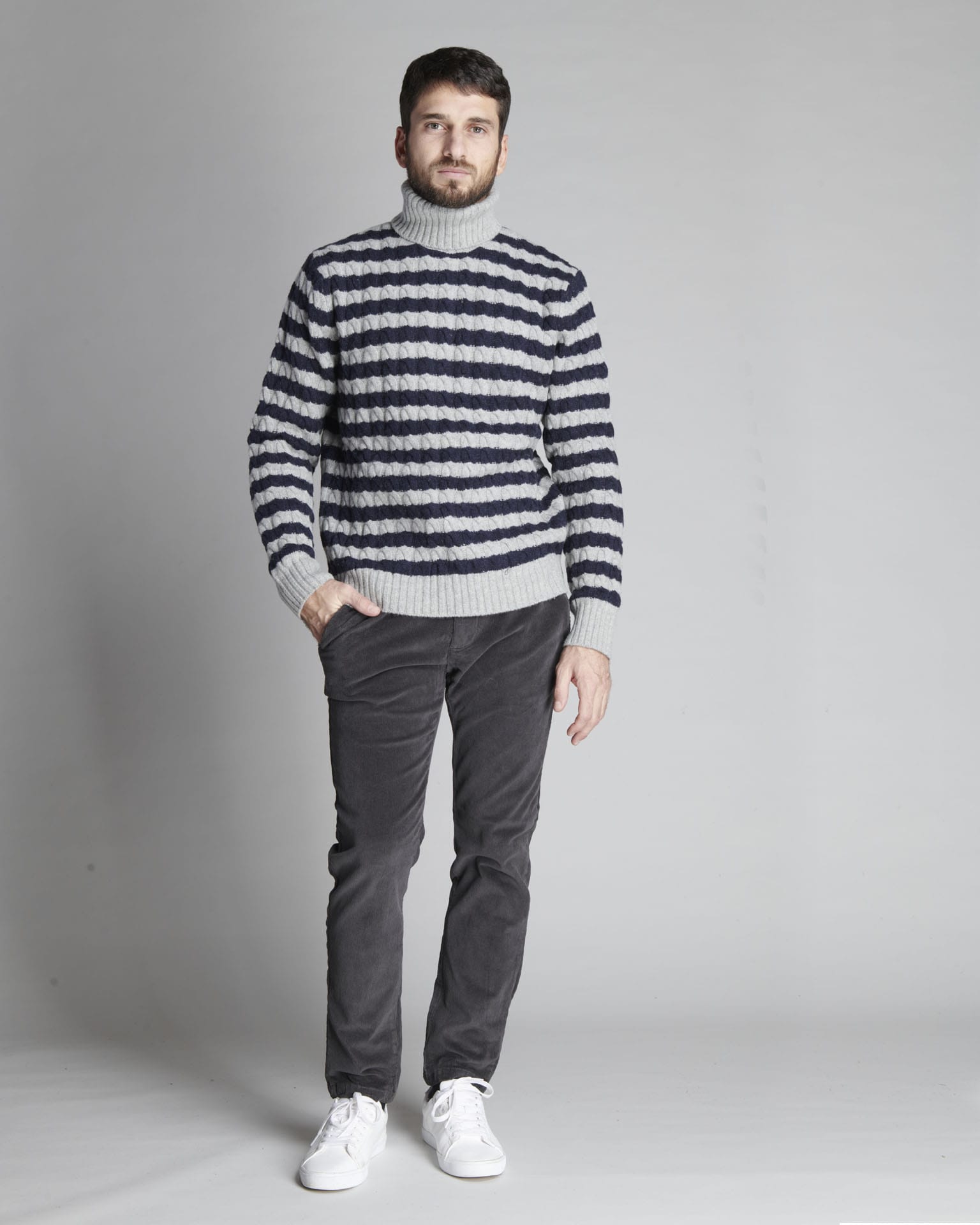 PULLOVER COLLO ALTO STRUTTURA A TRECCE E RIGHE